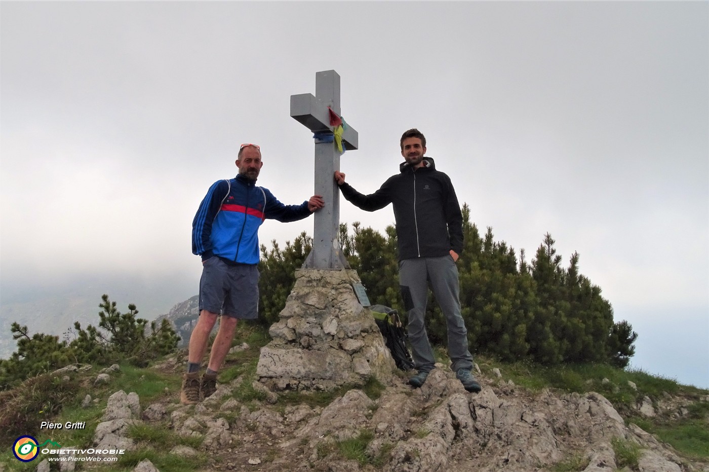 54 Alla croce di vetta del Cancervo (1831 m) Michele e Leonardo.JPG